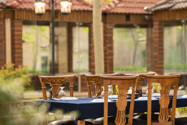 باغ رستوران شاندیز با محیطی آرام و فضایی سنتی